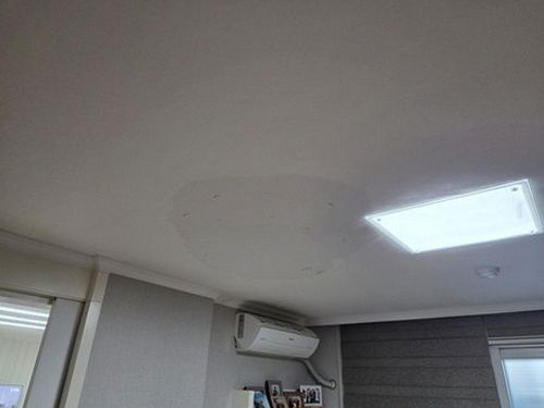 이천 누수탐지 아랫집 천장에 번진 누수 얼룩과 주변 상태를 확인하는 모습