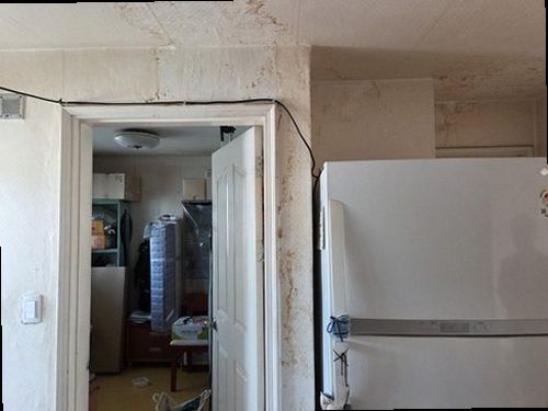 이천 누수탐지 수도계량기 별침과 공압검사 게이지를 확인하는 누수 점검 장면