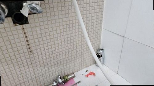 이천 누수탐지 누수 피해 위치와 욕실 바닥 상태를 확인하는 모습