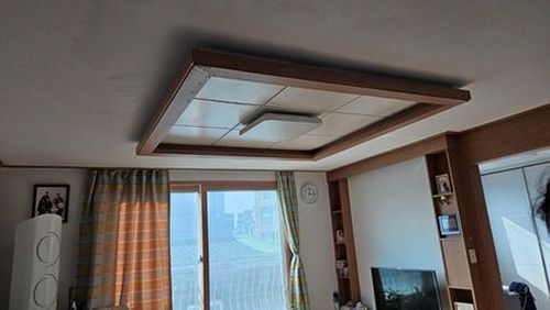 이천 누수탐지 안방 바닥 얼룩과 벽 모서리의 습윤 흔적을 확인하는 모습