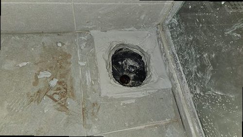 송파구 누수탐지 천장에 맺힌 물방울과 번진 누수 흔적을 확인하는 현장