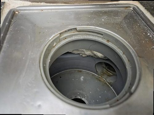 송파구 누수탐지 싱크대 하부 배관 점검 및 수도계량기 확인 장면