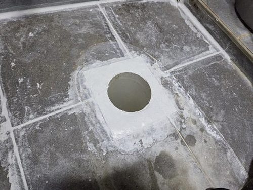 송파구 누수탐지 욕실 바닥 타일 크랙과 배수구 주변 누수 흔적 점검 모습