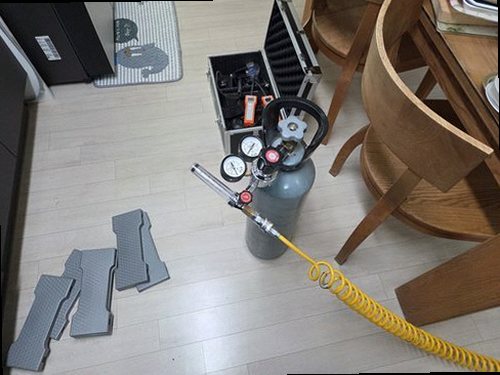 팔달구 누수탐지 천장과 벽면에 발생한 누수 흔적을 확인하는 모습
