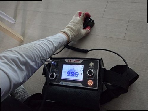 서해구·검단구 누수탐지 배관 이음부를 확인하고 보수한 뒤 압력을 재검사하는 모습