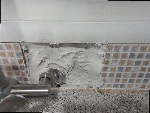 평택 누수탐지 주방 벽지 변색과 수분 상태를 확인하는 현장 점검