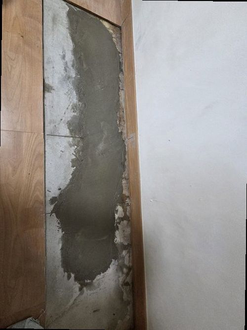 미추홀구 누수탐지 베란다 외벽과 창틀 접합부의 누수 흔적을 확인하는 모습