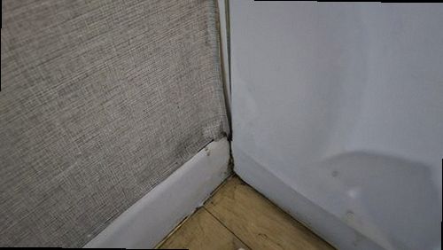 미추홀구 누수탐지 천장과 벽면의 누수 흔적을 확인하는 모습