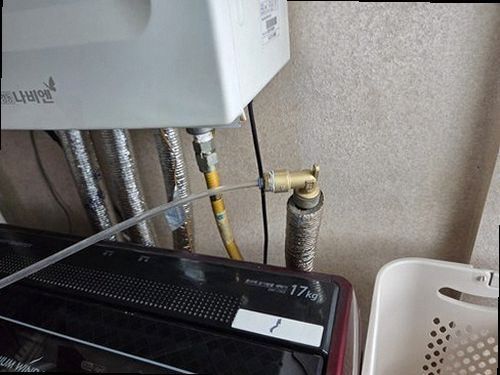 미추홀구 누수탐지 보일러와 난방 배관 연결부를 점검하는 모습