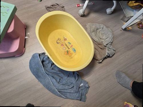 여주 누수탐지 천장 누수 흔적과 수분 측정기를 확인하는 모습