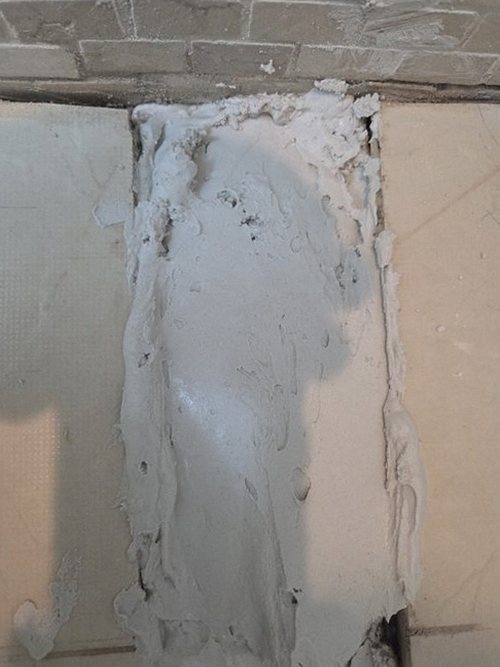 강서구 누수탐지 벽 내부 배관 탐지 중 청음 장비를 벽면에 대고 소리 위치를 비교하는 장면