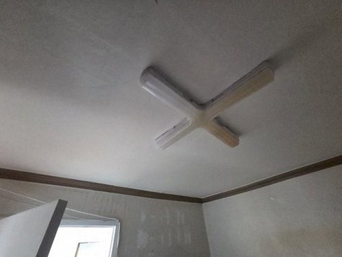 강서구 누수탐지 청음 탐지 장비를 벽면에 대고 소리를 비교하는 작업 장면