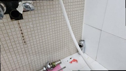 강서구 누수탐지 천장과 벽면의 누수 흔적 및 백화현상 점검 모습