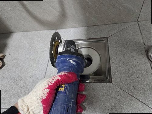 강서구 누수탐지 벽지와 천장에 번진 누수 흔적을 확인하는 현장