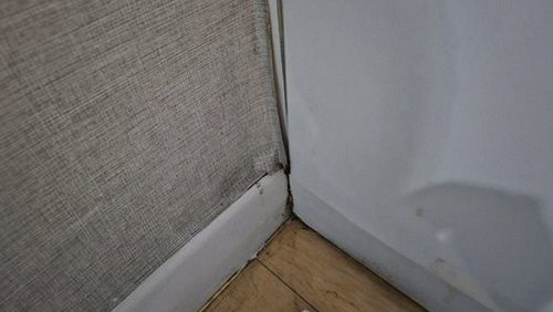 은평구 누수탐지 관로 위치를 확인한 뒤 청음 장비로 의심 구간을 비교하는 모습