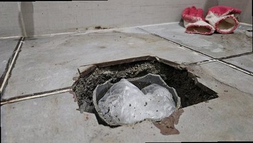 은평구 누수탐지 천장에 번진 누수 흔적과 벽지 들뜸을 확인하는 모습