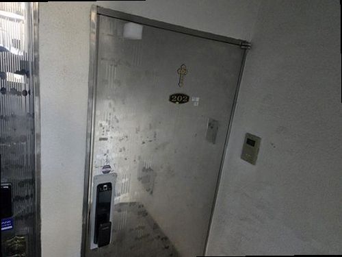 영통구 누수탐지 아래층 천장에 나타난 누수 흔적과 벽지 들뜸