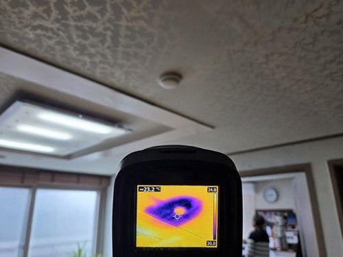영통구 누수탐지 아파트 안방 천장 얼룩을 점검하는 모습