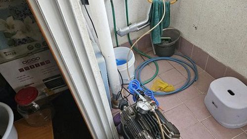 영통구 누수탐지 배관 누수 탐지 과정에서 공압 검사 게이지를 확인하는 모습