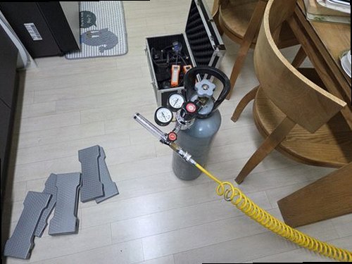 처인구 누수탐지 안방 천장 물자국과 벽지 들뜸을 확인하는 모습