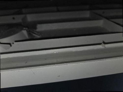 양천구 누수탐지 창틀 하부 실란트 보수와 외벽 접합부 정리 후 건조된 베란다 마감 상태