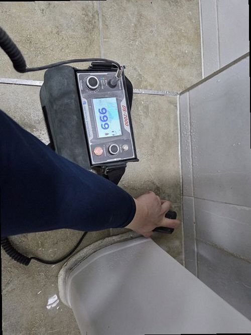 양천구 누수탐지 천장 누수 흔적과 배관 구조를 확인하는 모습