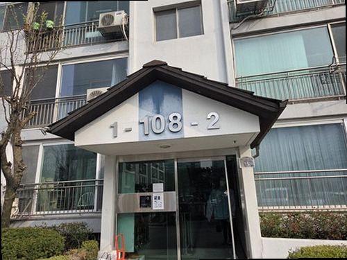 양천구 누수탐지 수도계량기와 누수 탐지 장비를 이용해 배관 상태를 점검하는 과정