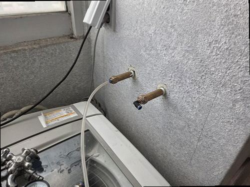 청주시 청원구 누수탐지 싱크대 하부장과 벽면의 누수 흔적을 확인하는 모습