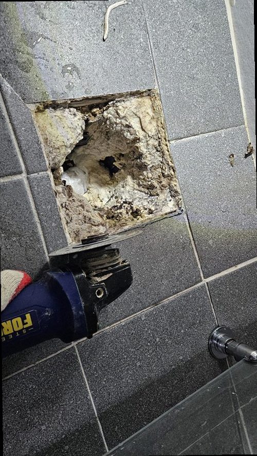 대전 중구 누수탐지 수도계량기 별침과 피해 천장을 확인하는 현장 점검