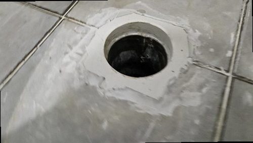 대전 중구 누수탐지 수도계량기 별침과 실내 누수 흔적을 확인하는 모습
