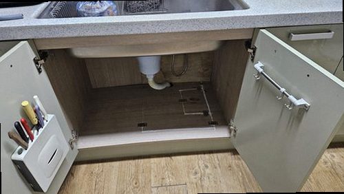 대전 중구 누수탐지 싱크대 하부 배관과 수도계량기 점검 모습