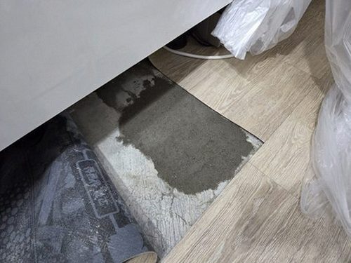 대전 중구 누수탐지 벽체 얼룩 위치를 사진으로 기록하는 점검 장면