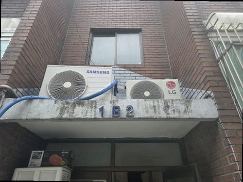 강남구 누수탐지 욕실 바닥과 천장 누수 흔적을 확인하는 모습