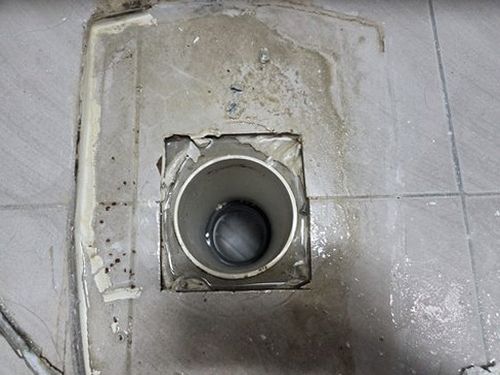 강남구 누수탐지 아파트 욕실 천장에 번진 누수 얼룩과 주변 상태 확인