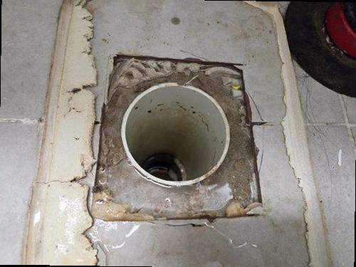 강남구 누수탐지 누수 위치를 찾기 위해 가스탐지기와 청음탐지기를 사용하는 모습