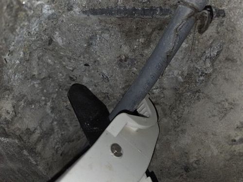 개포동 누수탐지 천장 얼룩과 물방울 흔적을 기록하는 점검 장면