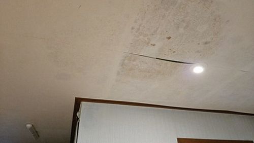 강남구 누수탐지 천장 얼룩의 경계와 번짐 방향을 살펴보는 현장 모습