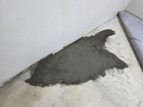 강남구 누수탐지 거실 천장 조명 박스 주변에 번진 누수 얼룩