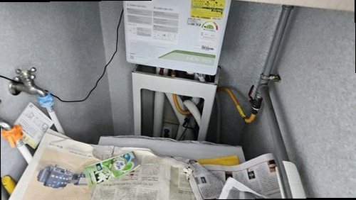 해운대구 누수탐지 보일러 압력계와 난방 분배기를 확인하는 모습