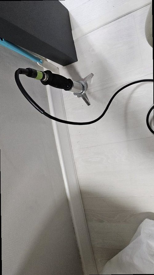 해운대구 누수탐지 압력 게이지로 배관 내부 상태를 점검하는 장면