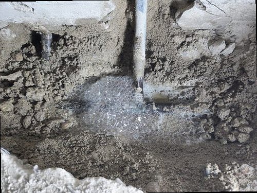 부산 북구 누수탐지 천장 물자국과 벽면 백화 현상을 확인하는 모습