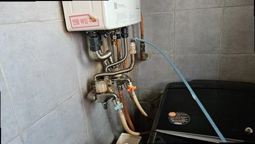 부산 북구 누수탐지 보일러와 난방 분배기 배관 구조를 확인하는 모습
