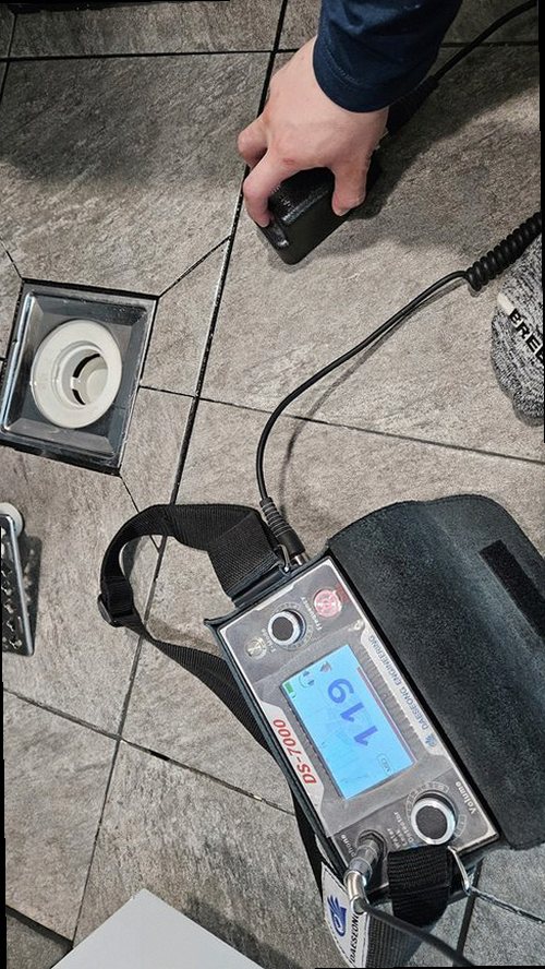 부산 북구 누수탐지 천장 누수 흔적과 계량기 별침을 확인하는 현장