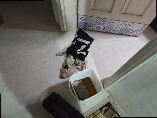 수영구 누수탐지 보일러 압력계와 난방 배관 연결부를 확인하는 모습