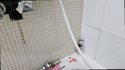 대전 동구 누수탐지 공압 게이지와 청음 장비로 배관 상태를 확인하는 모습