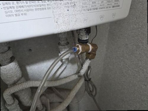 중원구 누수탐지 바닥과 벽면의 누수 흔적을 확인하는 모습