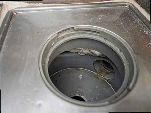 중원구 누수탐지 싱크대 하부장 내부 배관 연결부 점검 장면