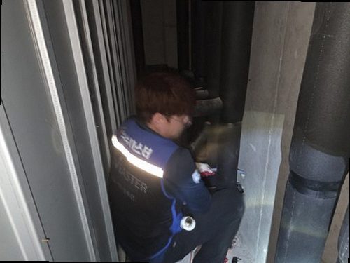 세종시 누수탐지 수도계량기 별침과 밸브를 점검하는 현장