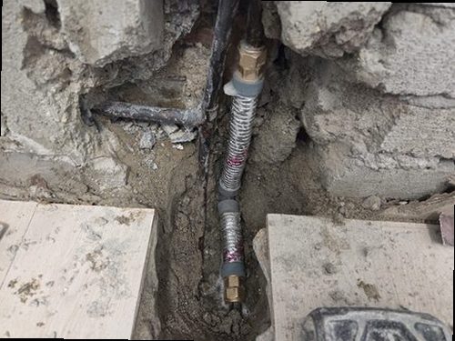 세종시 누수탐지 수도계량기 별침과 공압측정기를 이용한 검사 장면