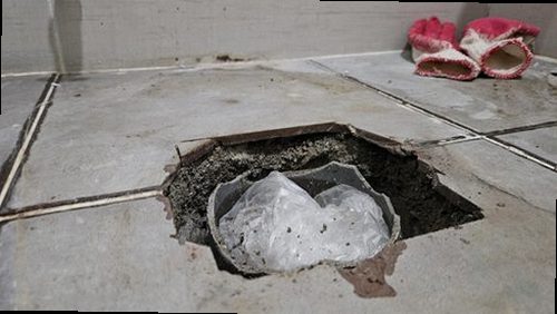 세종시 누수탐지 벽면 얼룩과 수분 분포를 확인하는 점검 모습